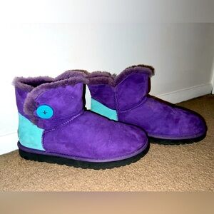 Size 10 women’s Uggs shorties with the button, these were a custom color combo.